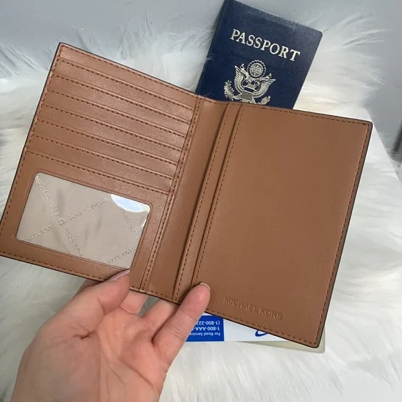 ❌SOLD❌ Authentic Michael Kors passport and credit card holder - like new - Picture 5 of 17